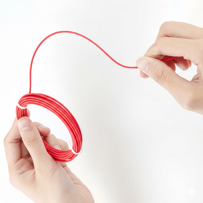 Gros plan sur l'utilisation du filament thermoplastique rouge 1,75 mm pour stylo 3D.