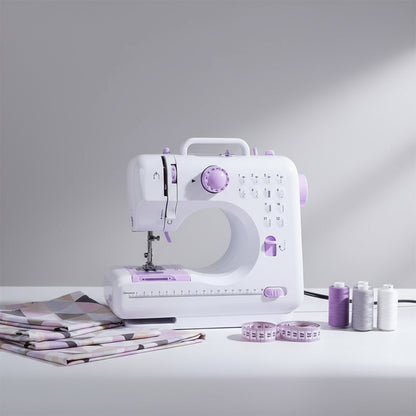 Machine à coudre blanche et violette posée sur une table blanche avec tissus et bobines, éclairage studio.